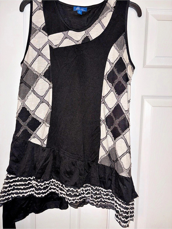 Aster Tops - Aster Geometric Tunic in Black & Gray Small Like New